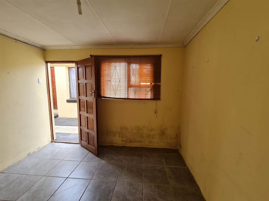 8 Bed House in Zwide photo number 14