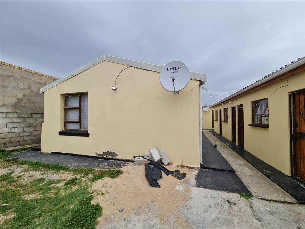 8 Bed House in Zwide photo number 2