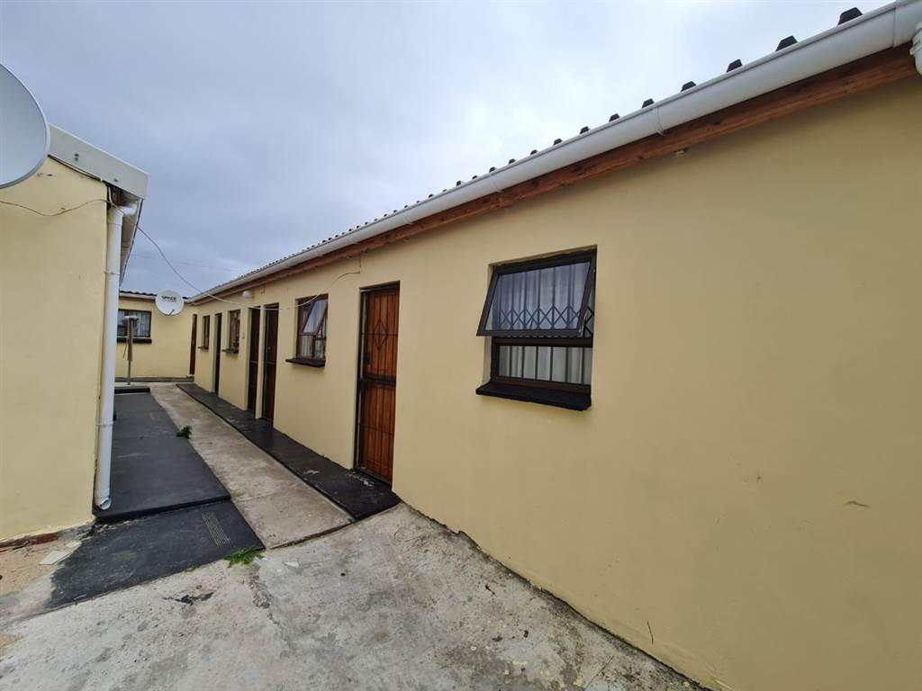 8 Bed House in Zwide photo number 3