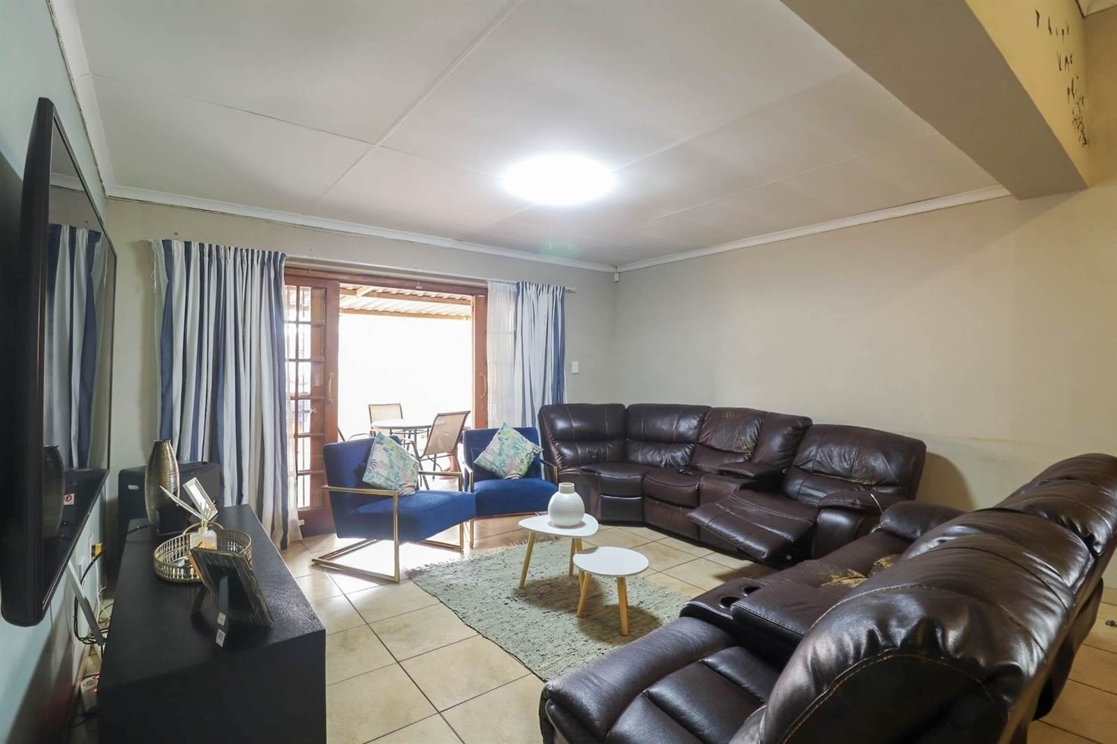 2 Bed Townhouse in Waterval East photo number 7