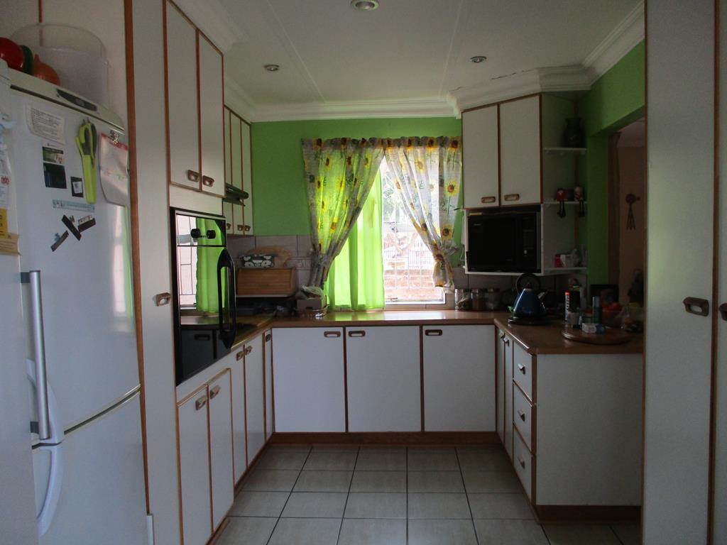 3 Bed House in Graaff Reinet photo number 8