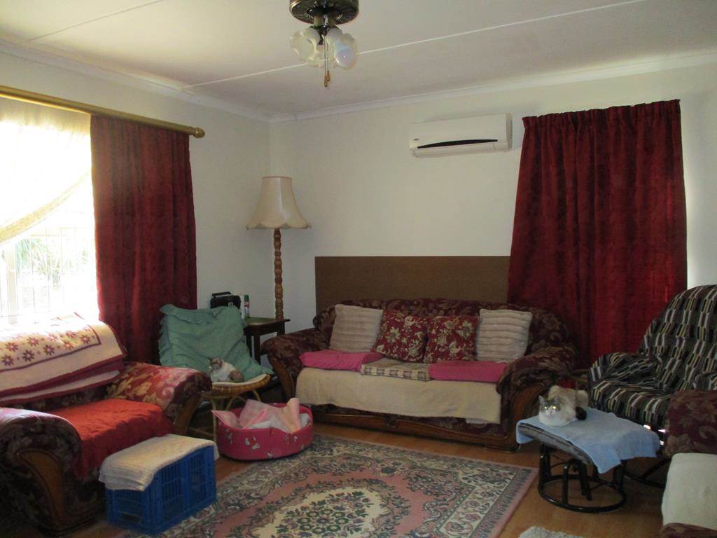 3 Bed House in Graaff Reinet photo number 6