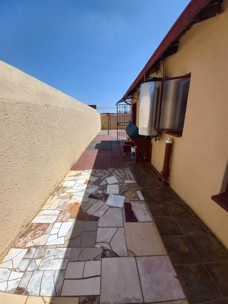 3 Bed House in Protea Glen photo number 19