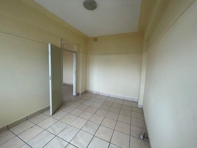 1 Bed Apartment in Bulwer photo number 11