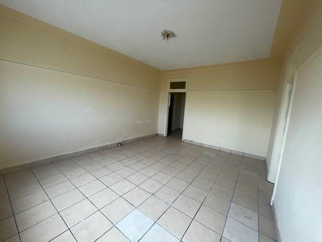 1 Bed Apartment in Bulwer photo number 8