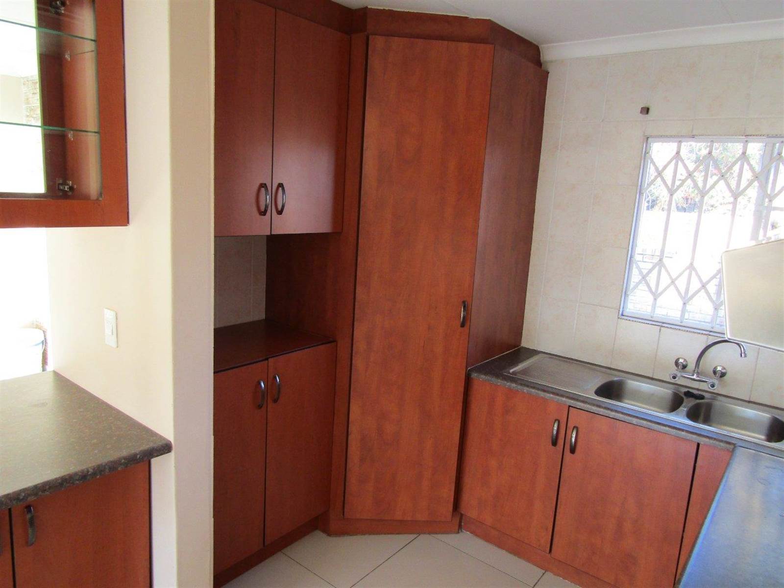 3 Bed Apartment in Honeydew photo number 6