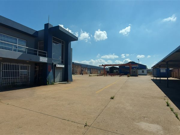 2 100  m² Industrial space