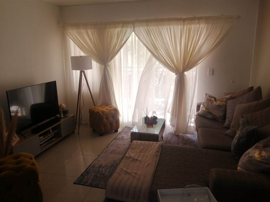 2 Bed Apartment in Sundowner photo number 6