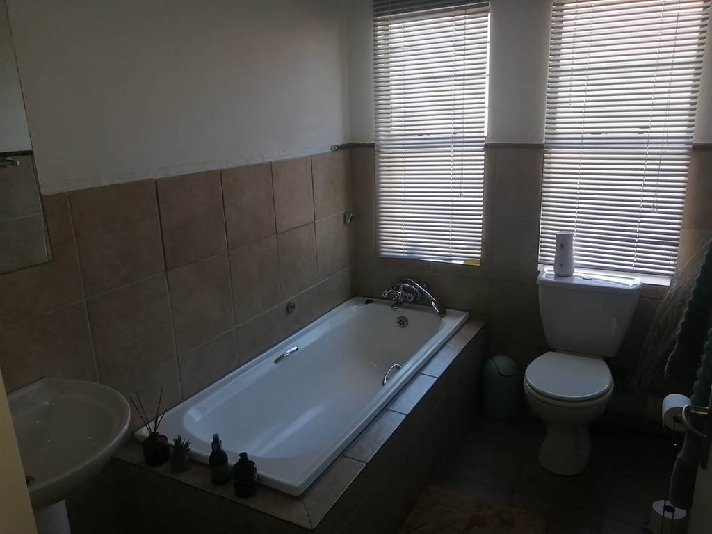 2 Bed Apartment in Sundowner photo number 10