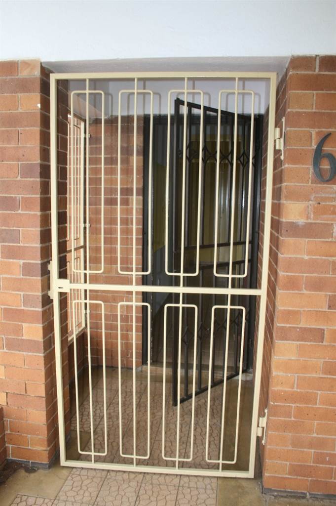 3 Bed House in Roodepoort North photo number 18