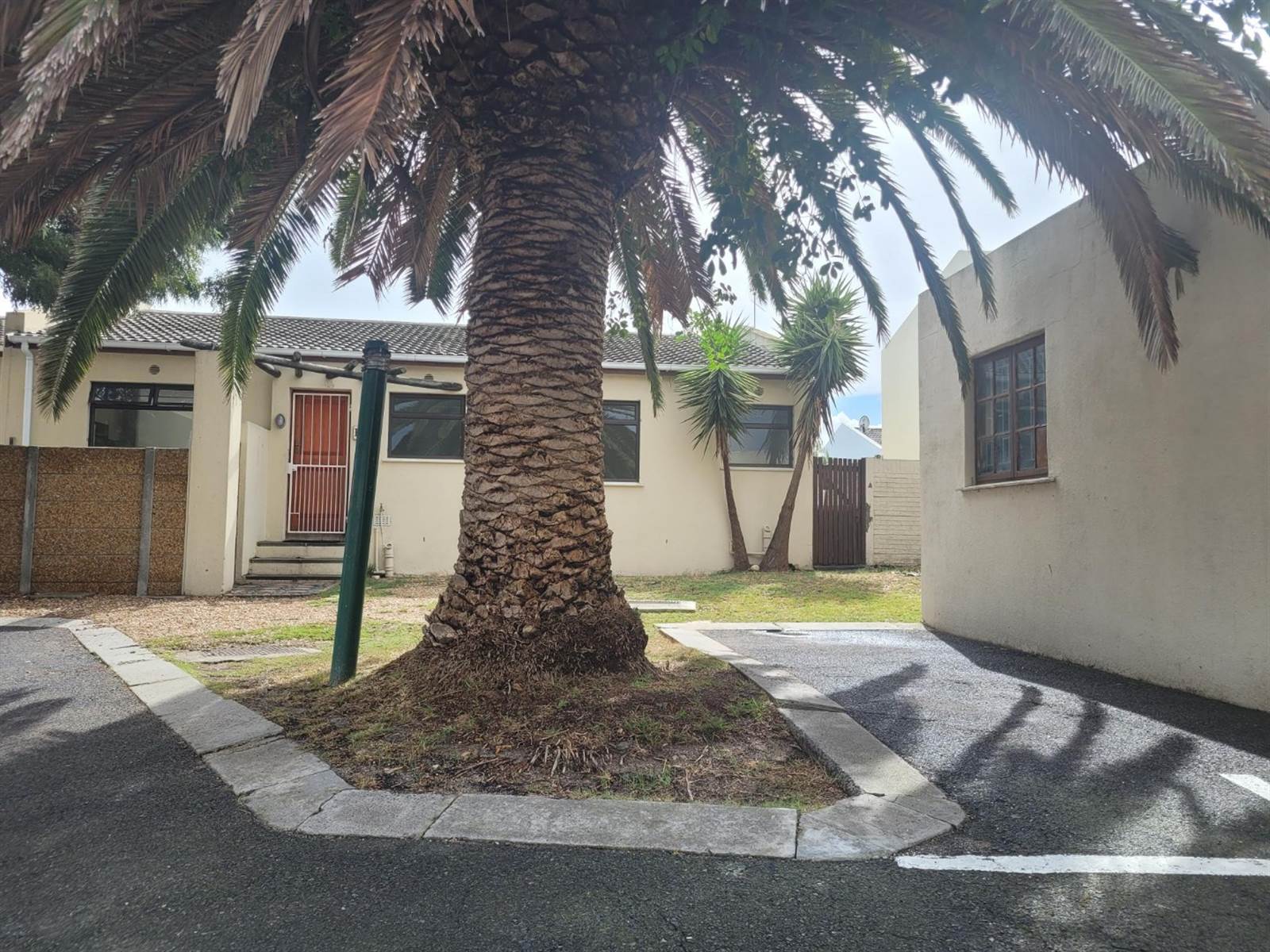 3 Bed Townhouse in Tableview photo number 2
