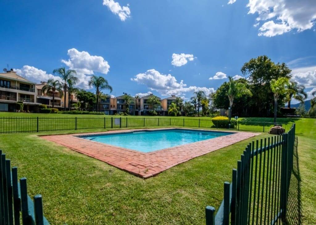 2 Bed Apartment in Hartbeespoort Dam photo number 15