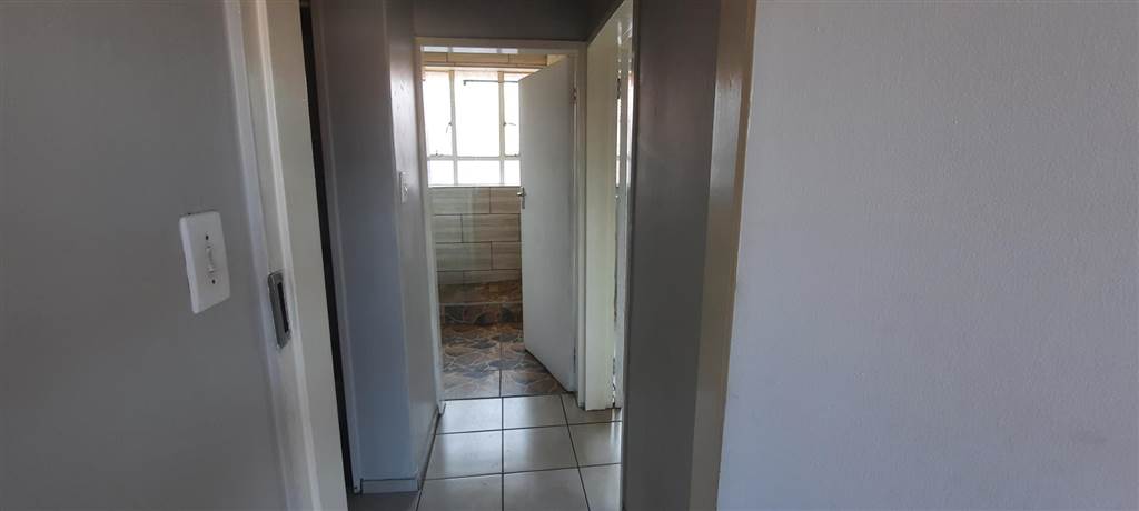 2 Bed Townhouse in Pretoria North photo number 9