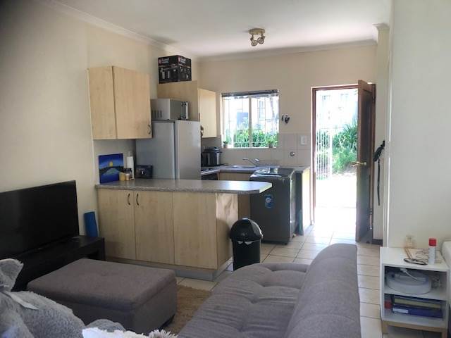 0.5 Bed Townhouse in Edenvale photo number 4