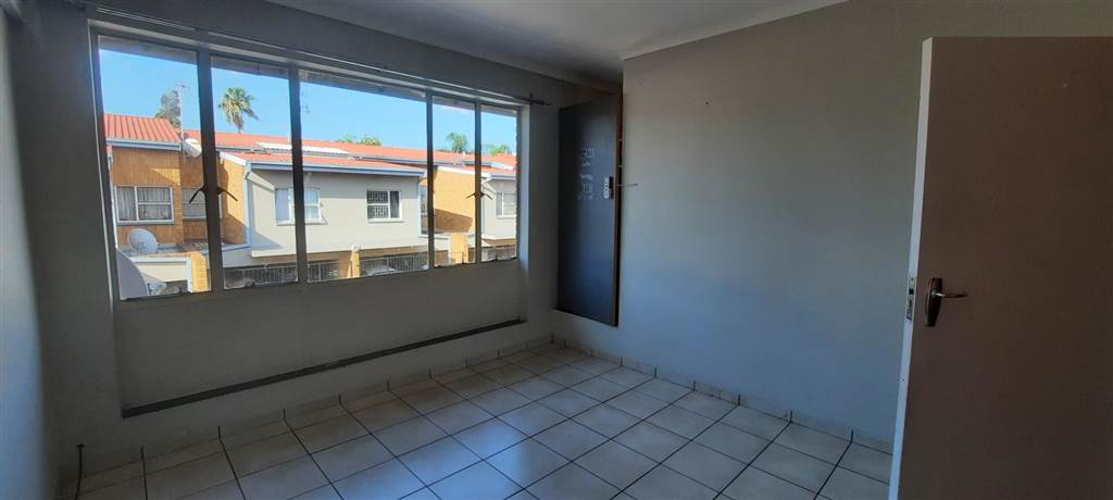2 Bed Townhouse in Dorandia photo number 9