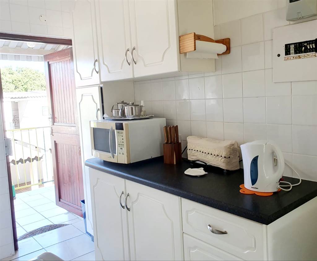 2 Bed Flat in Scottburgh Central photo number 13