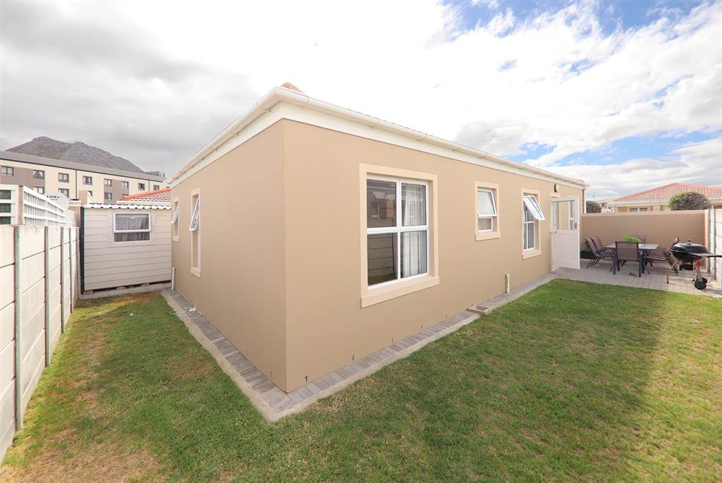3 Bed Townhouse in Muizenberg photo number 15