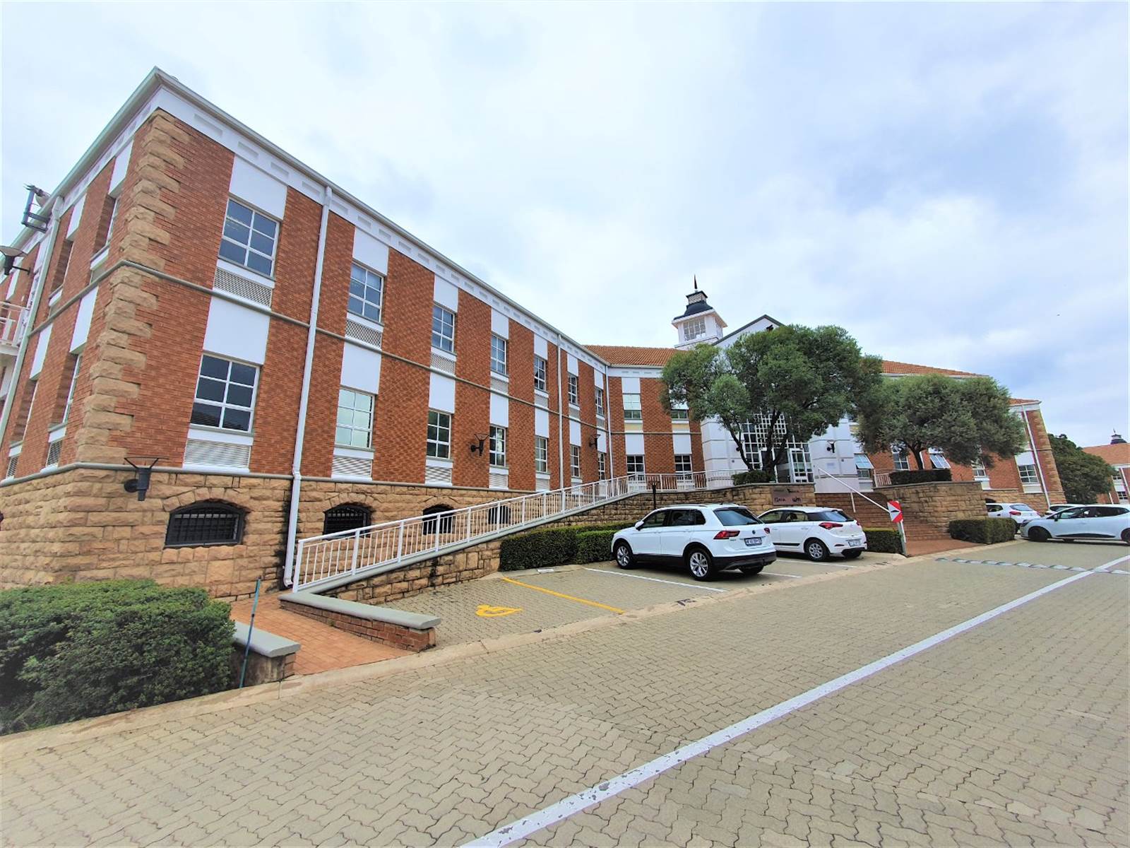 475  m² Office Space in Fourways photo number 2
