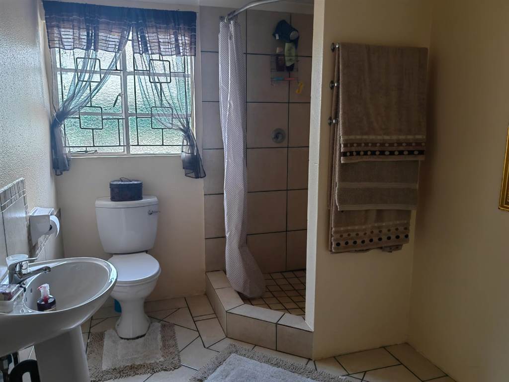 3 Bed House in Carletonville photo number 17