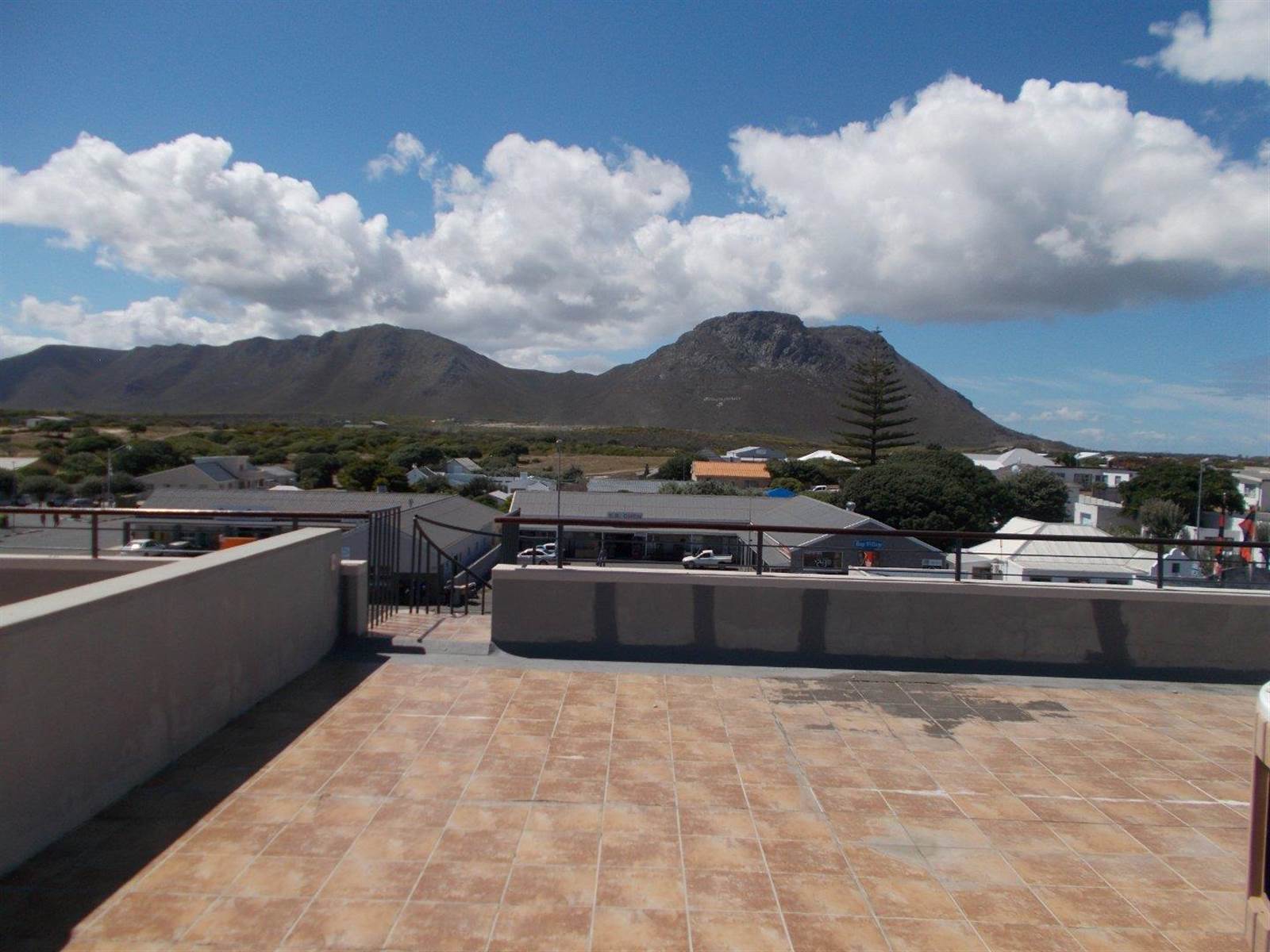 2 Bed Apartment in Gansbaai and surrounds photo number 4