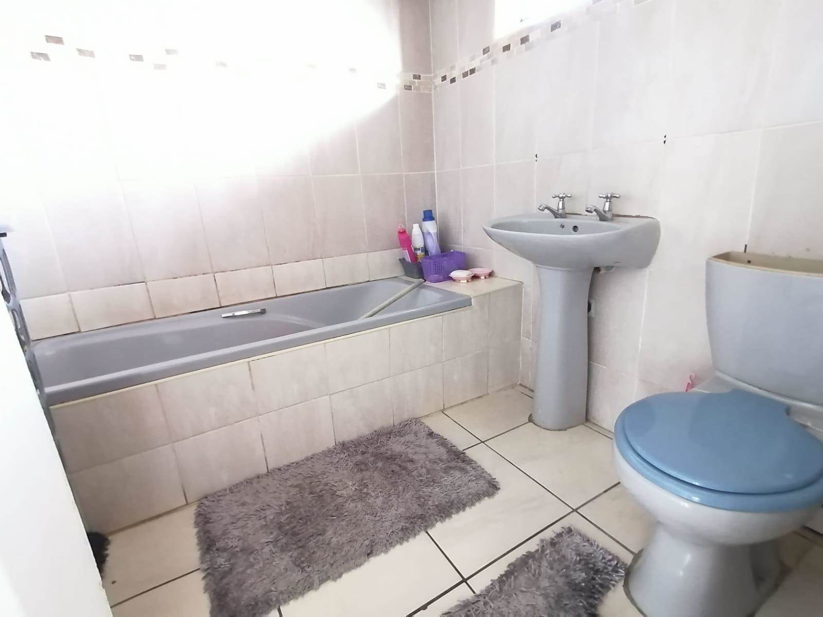 2 Bed Flat in Empangeni Central photo number 12