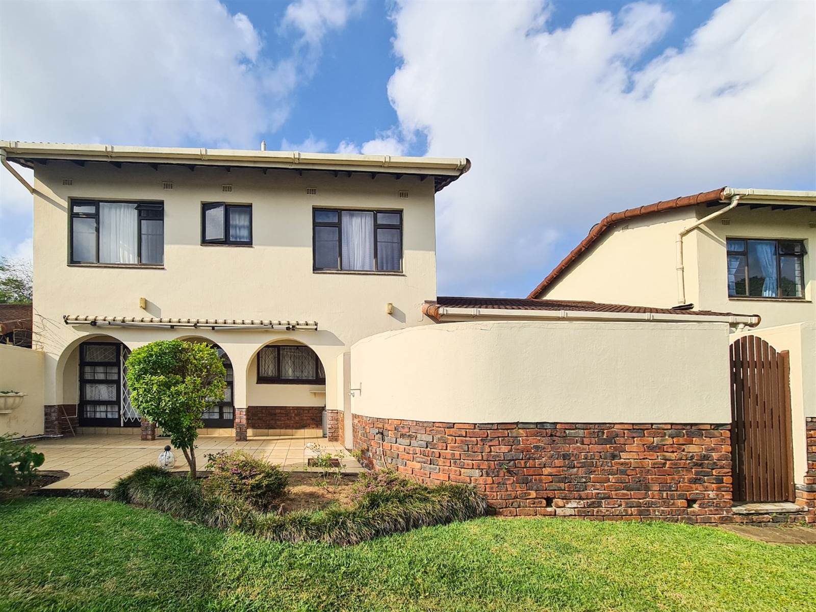 3 Bed Townhouse in Umtentweni photo number 2