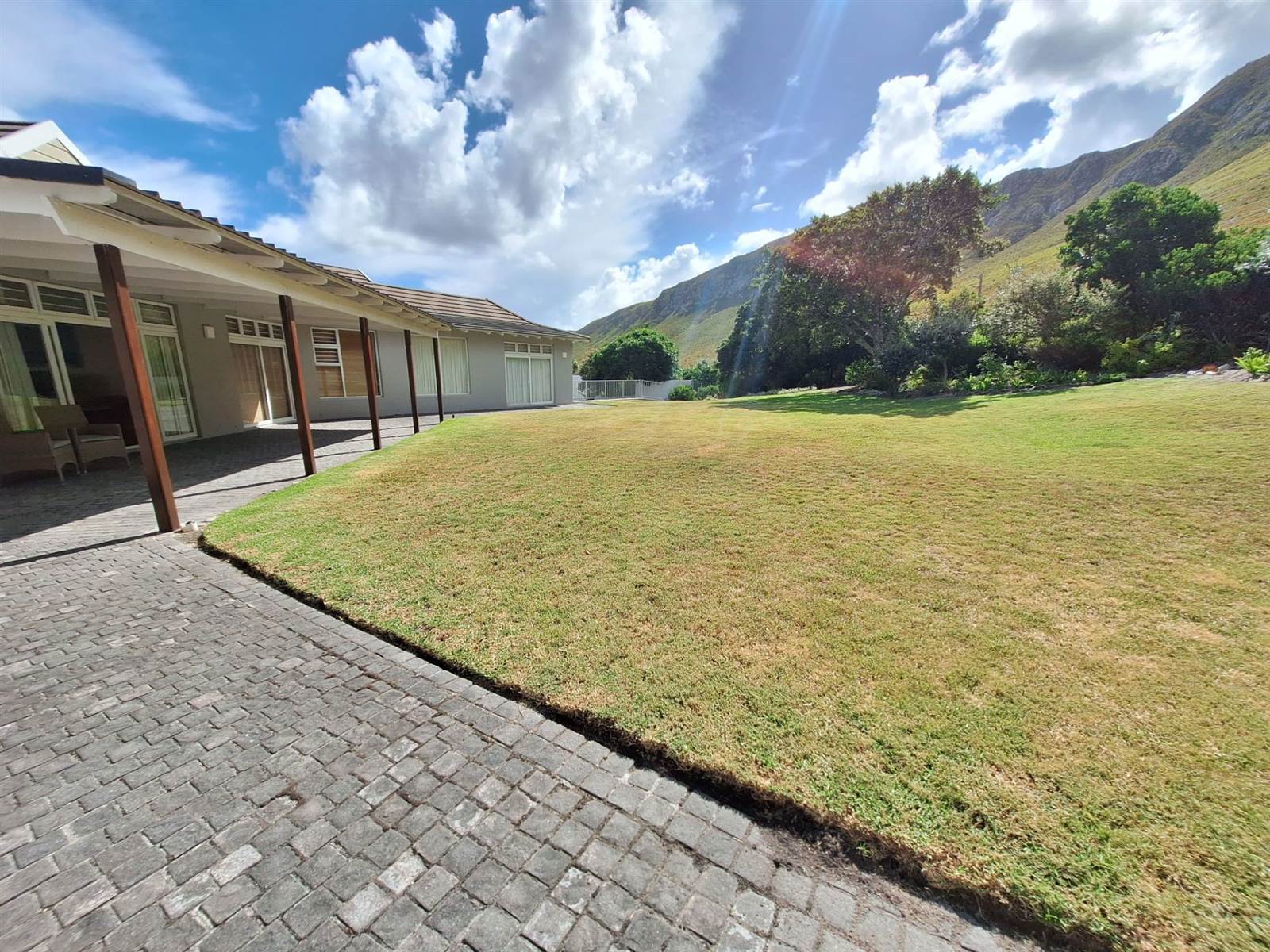 5 Bed House in Hermanus Heights photo number 2