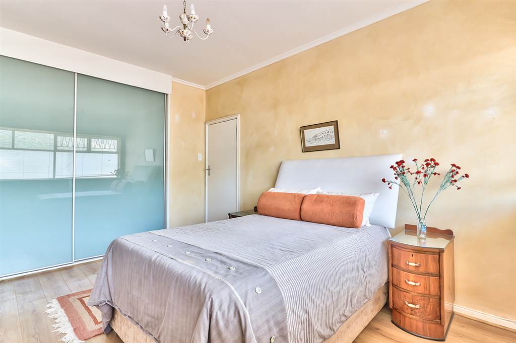 2 Bed Apartment in Sea Point photo number 11