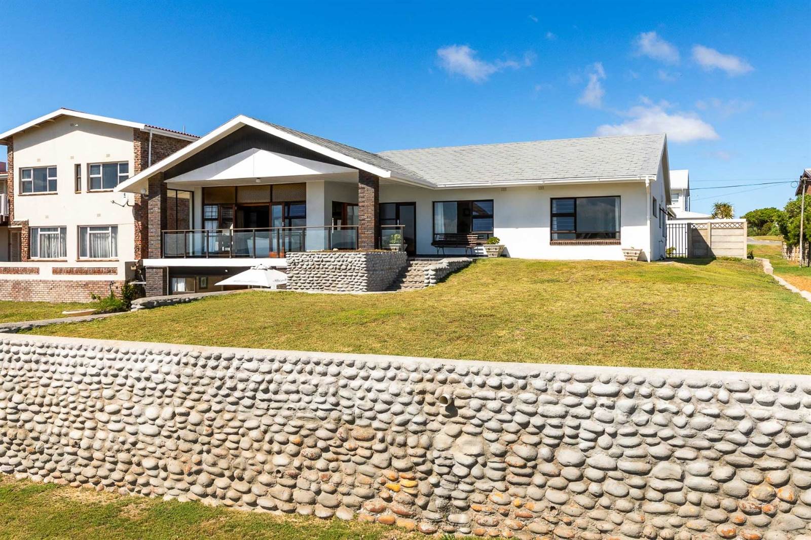 6 Bed House in Stilbaai photo number 3