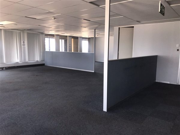 303  m² Commercial space