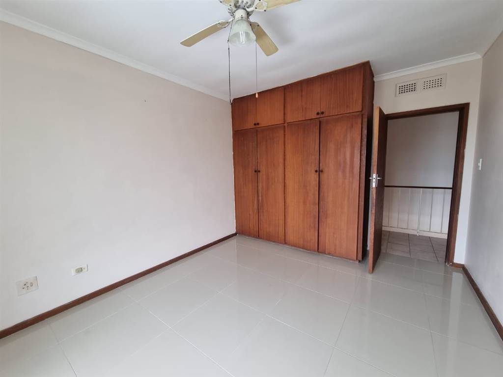 3 Bed Apartment in Illovo Beach photo number 14