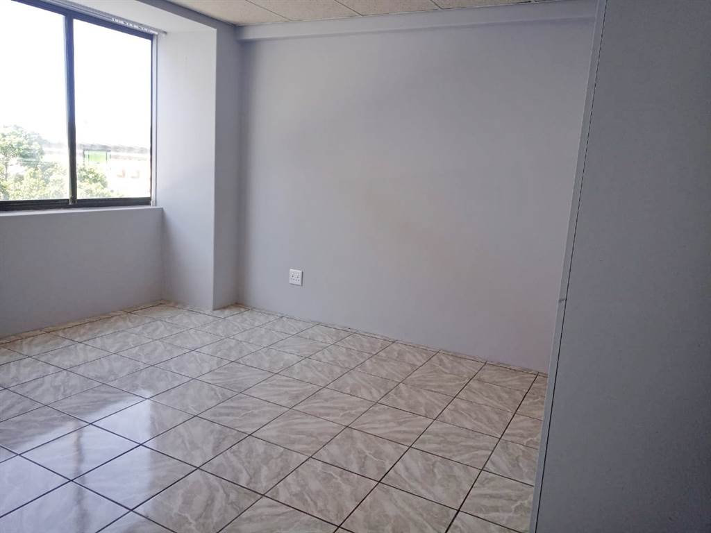 2 Bed Apartment in Parow Central photo number 4