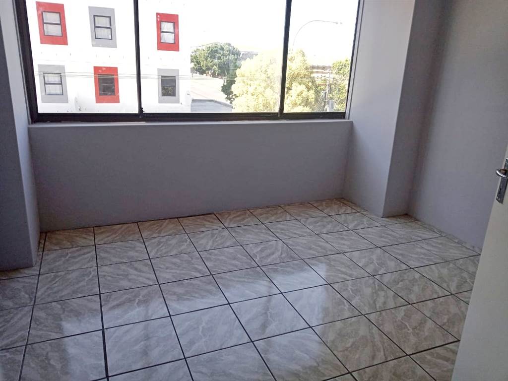 2 Bed Apartment in Parow Central photo number 6