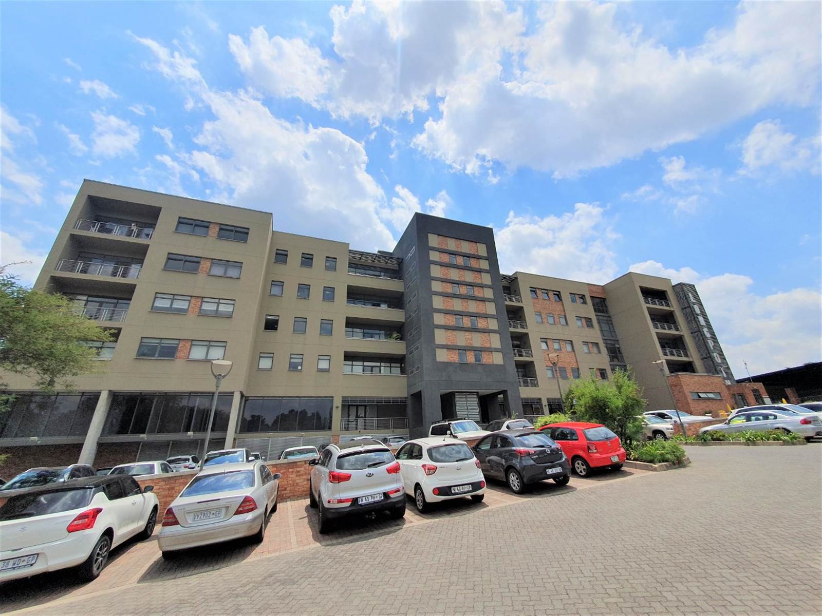 337  m² Office Space in Fourways photo number 1
