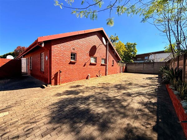 3 Bedroom Townhouse 3 Bedroom Townhouse