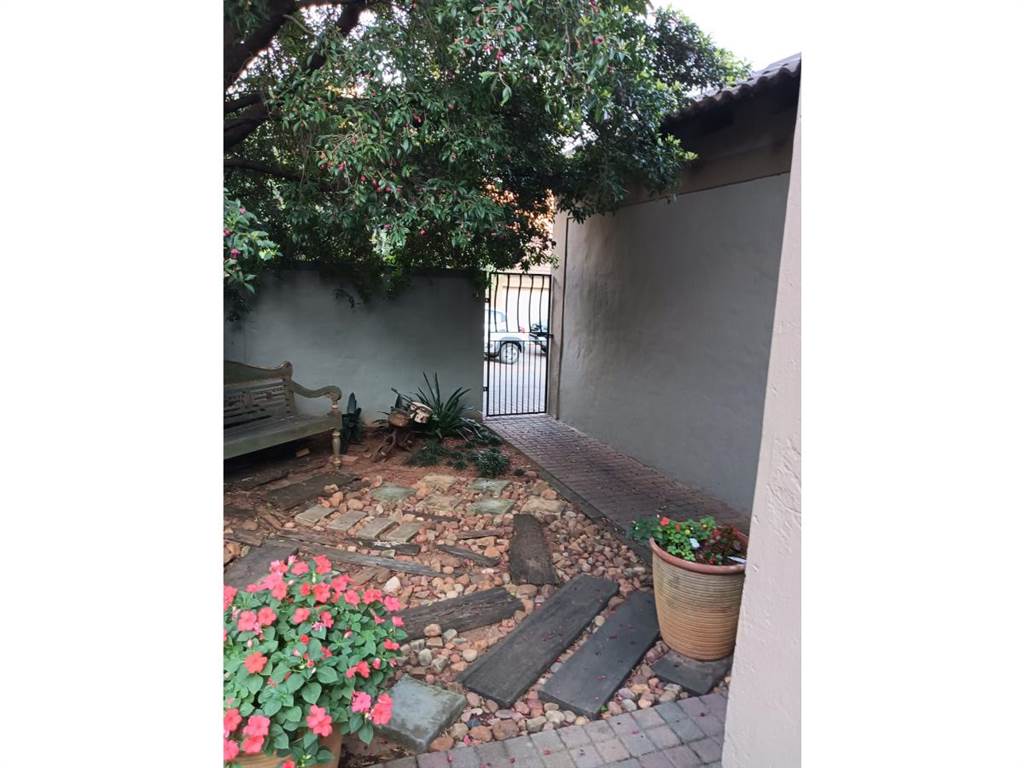 3 Bed Townhouse in Ruimsig Country Estate photo number 13