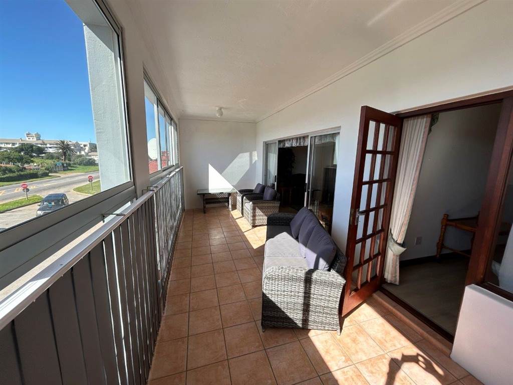 2 Bed Flat in Jeffreys Bay photo number 14