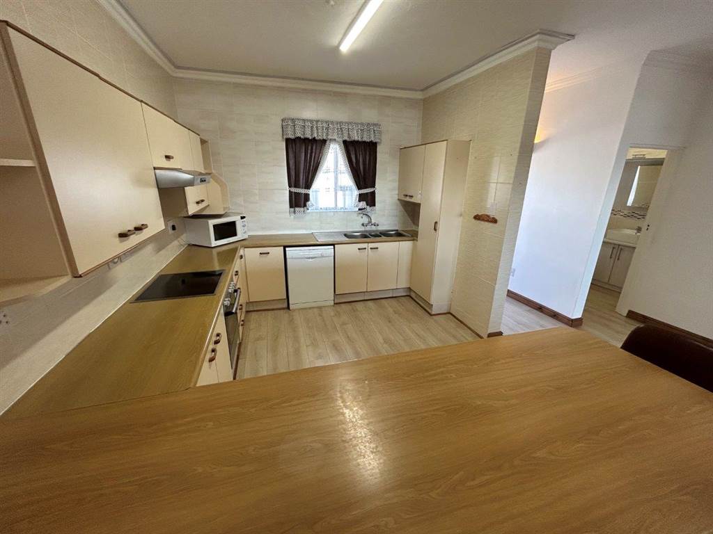 2 Bed Flat in Jeffreys Bay photo number 4