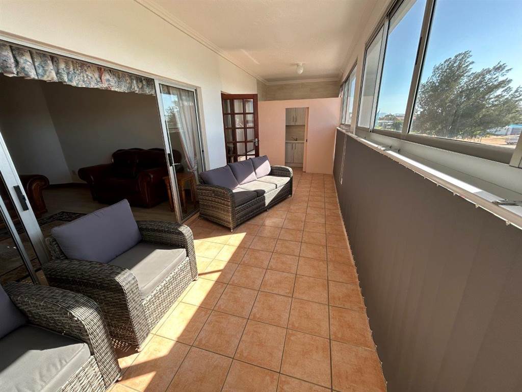 2 Bed Flat in Jeffreys Bay photo number 9