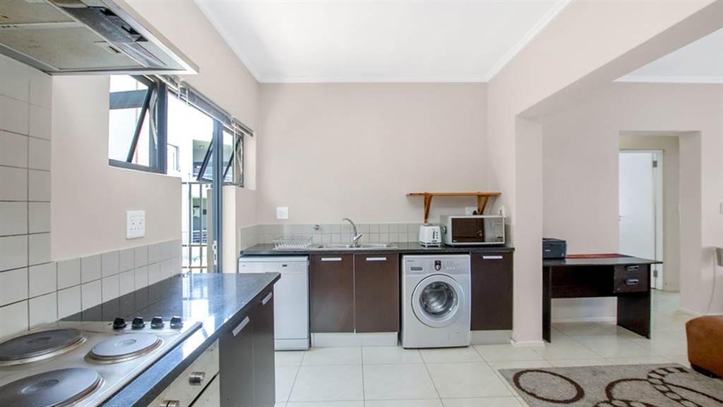 3 Bed Apartment in Fourways photo number 8