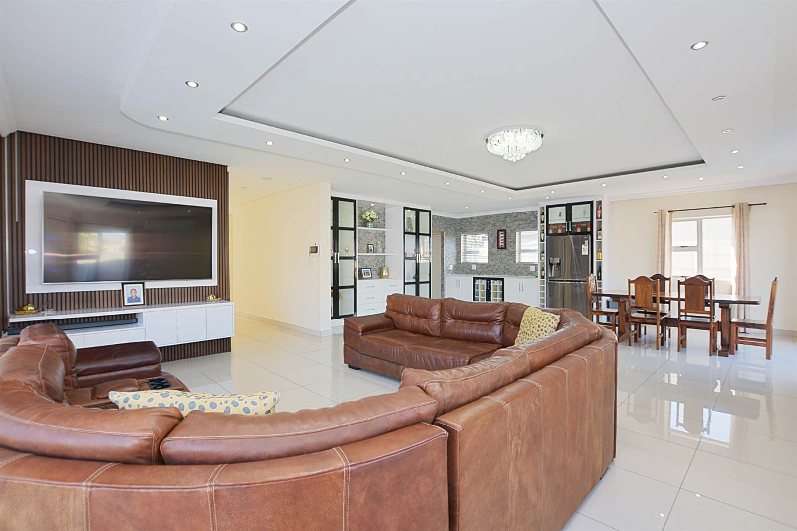 6 Bed House in Parklands North photo number 5