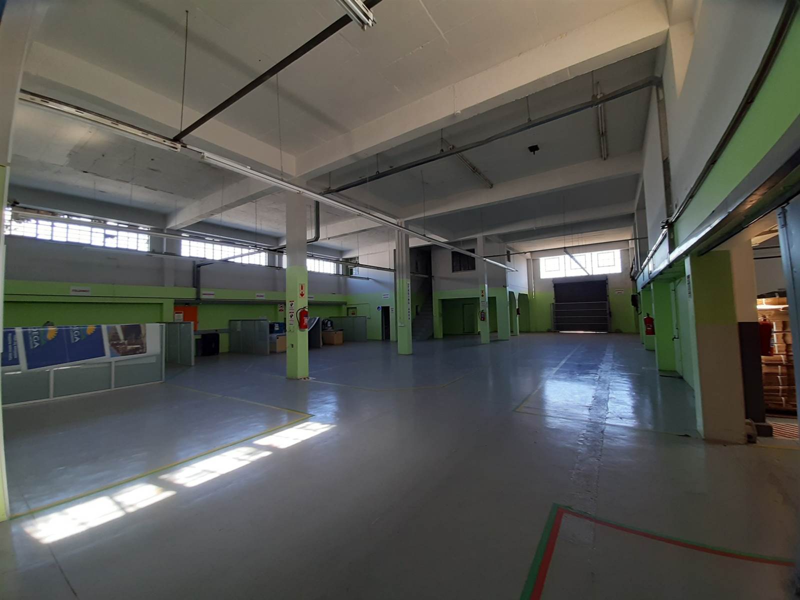 2333  m² Industrial space in North End photo number 1