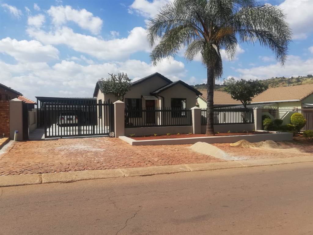 2 Bed House in Atteridgeville photo number 3