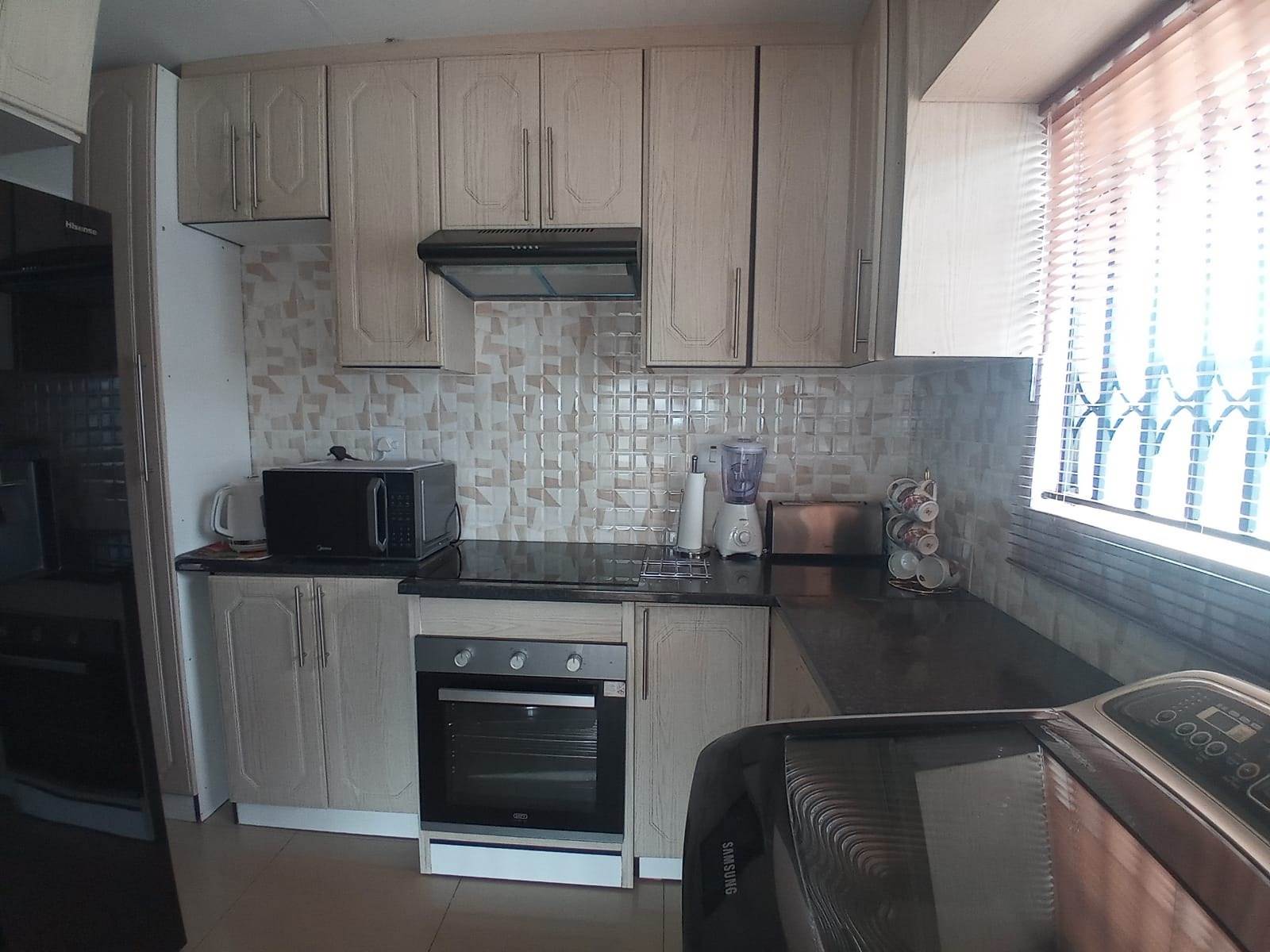 2 Bed House in Lenasia South photo number 4