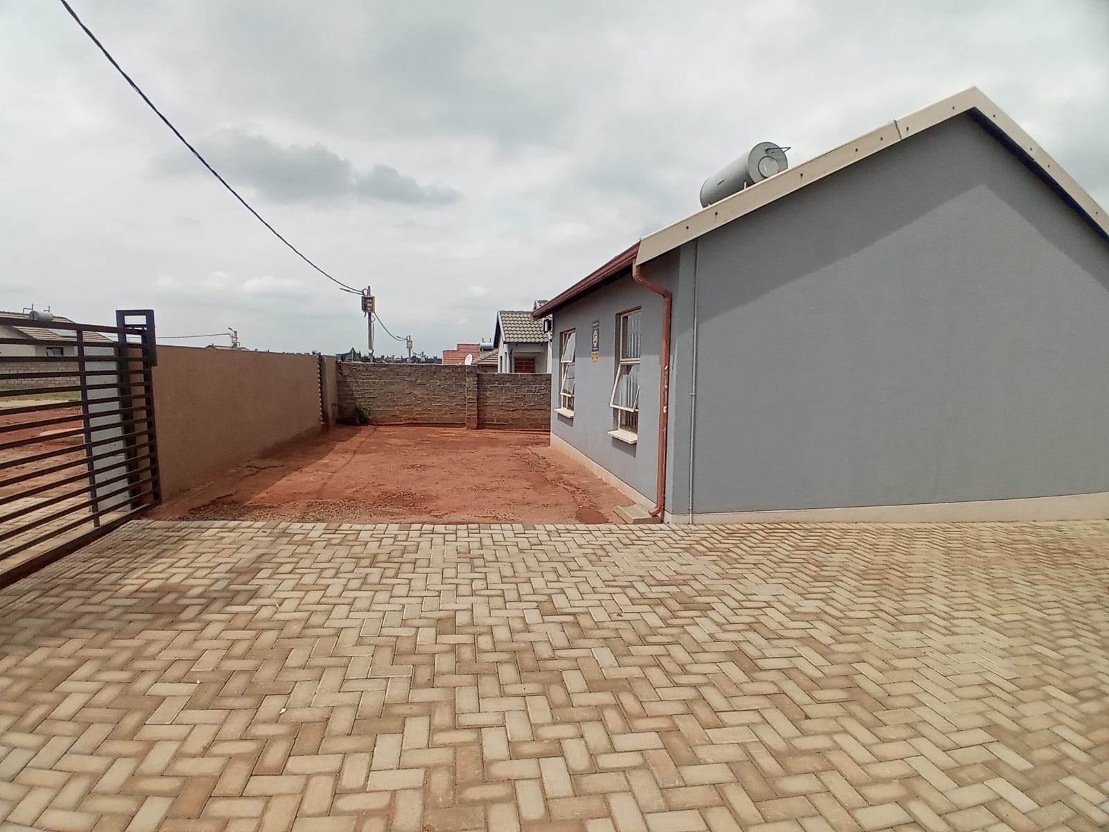 2 Bed House in Lenasia South photo number 16