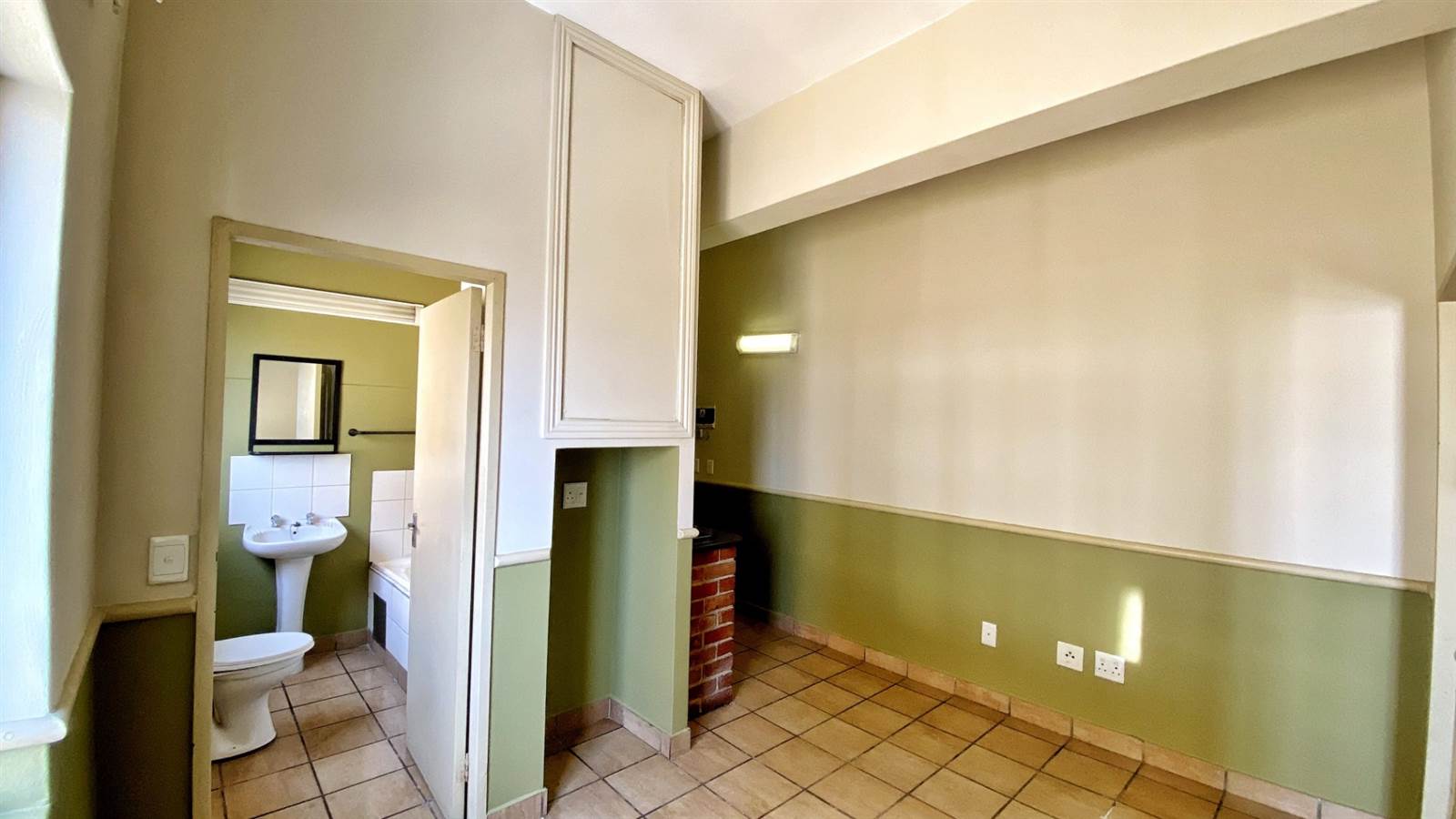 Bachelor apartment in Johannesburg Central photo number 8