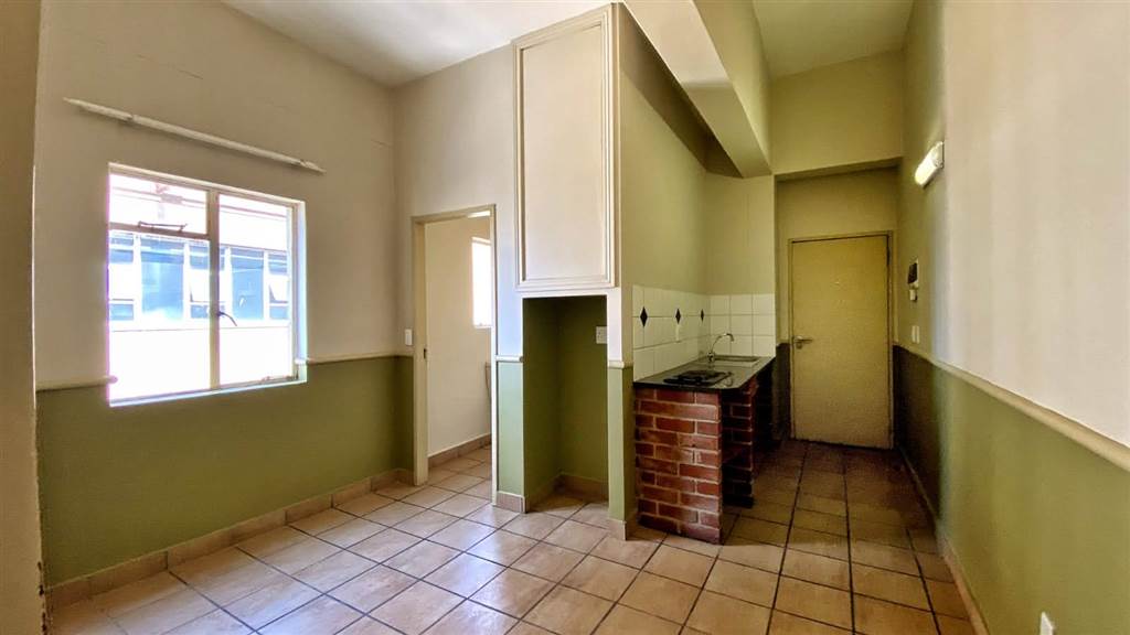 Bachelor apartment in Johannesburg Central photo number 4