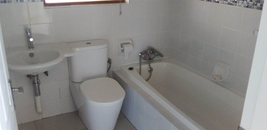 2 Bed Flat in Constantia Kloof photo number 8
