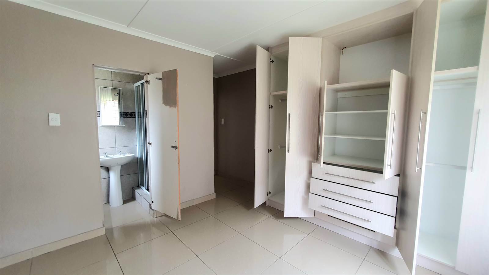 2 Bed Apartment in Umtentweni photo number 8