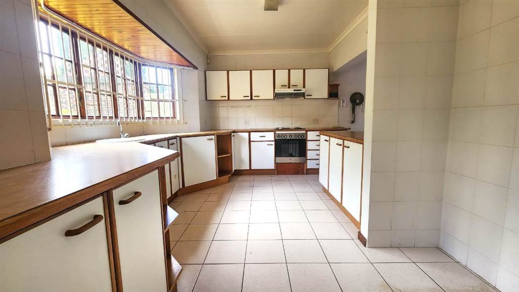 3 Bed Townhouse in Umtentweni photo number 11